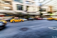 barrido taxi amarillo nueva york enfoque y foto a toda velocidad